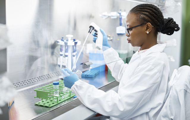 una científica trabaja en un laboratorio que investiga el virus de inmunodeficiencia humana