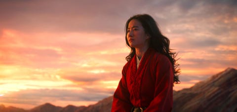 liu yifei als mulan zittend tegen zonsondergang