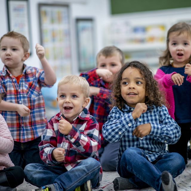 grupo de niños cantando en el colegio