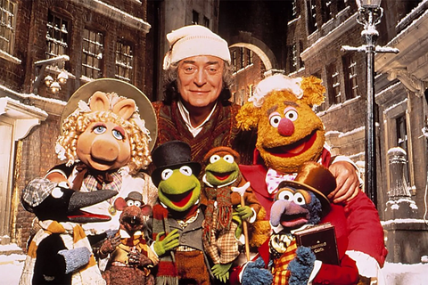 Muppet Christmas Carol Poster mit Besetzung in einer viktorianischen Straße