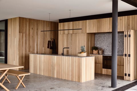 кухня с прилавками из дубовых щитовых досок от rob kennon architects