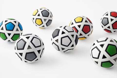 Nendoがデザインした組み立て式サッカーボール マイ フットボール キット Elle Decor エル デコ Nendoがデザインした組み立て式サッカーボール マイ フットボール キット Elle Decor エル デコ