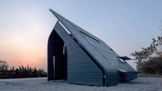 No te pierdas esta mini-casa minimalista de madera negra