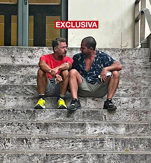 el valenciano y su chico charlan en las escaleras del hospital en el que palau estuvo ingresado