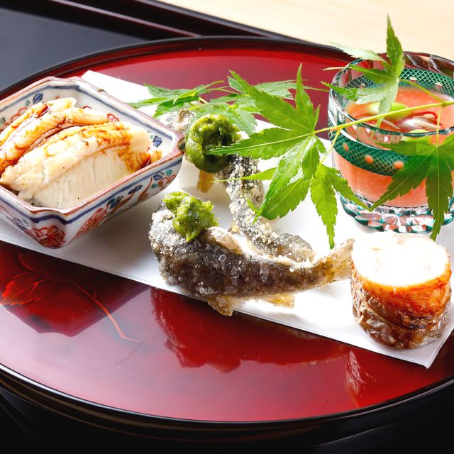 西天満 中村「八寸」穴子の蒸し寿司、木の芽味噌を添えたあまごの揚げ物など、食感も味わいも異なる4品