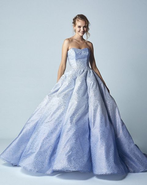 ギンザ クチュール ナオコのブルーのドレスを着たモデルの写真。