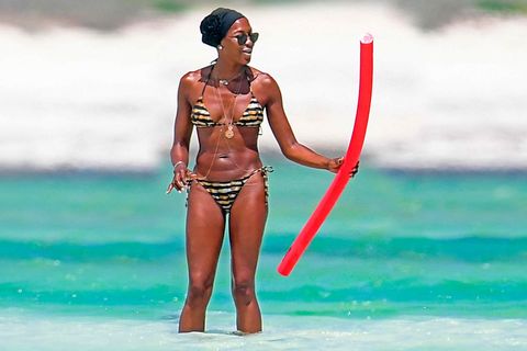 Naomi Campbell en la playa