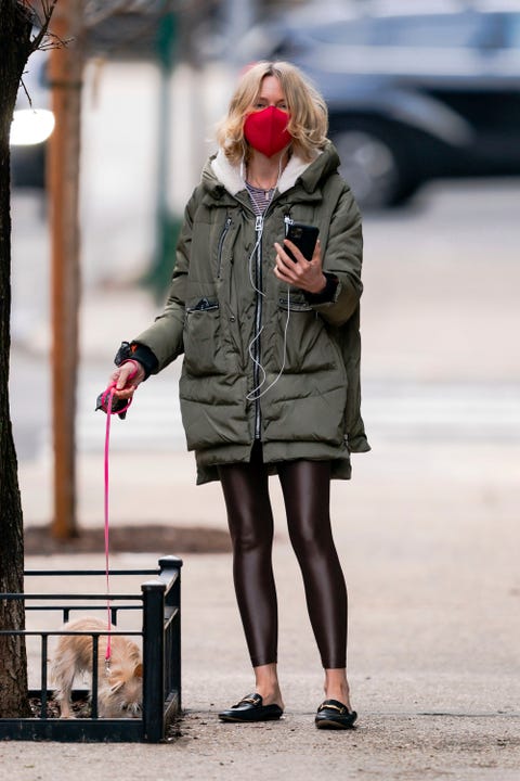 Naomi Watts, el horror de la semana la actriz, con mascarilla roja, móvil en mano, perro y plumas, pasea muy abrigada