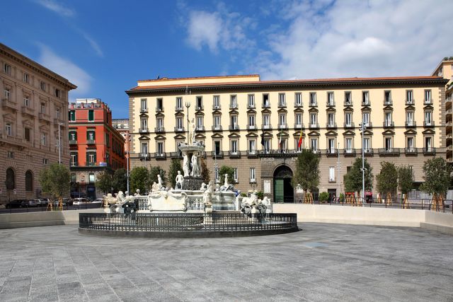 piazza del municipio napoli