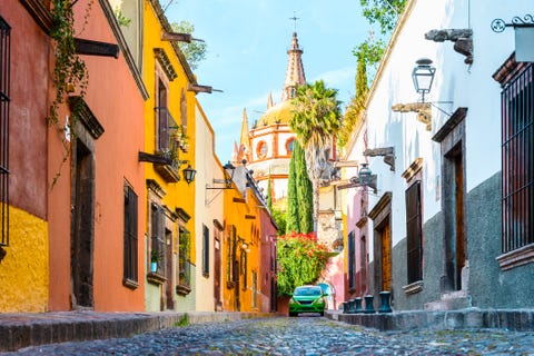 Uma rua estreita na cidade velha de San Miguel de Alinge, México