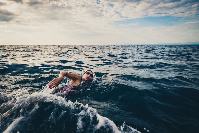 una mujer practica natación de aguas abiertas en el mar