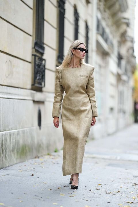 vrouw op straat in beige linnen jurk