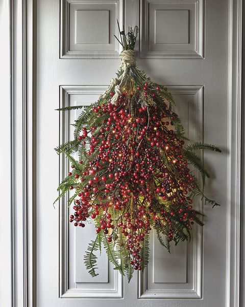 Christmas decoration, Tree, Christmas ornament, Twig, Plant, Leaf, Holiday ornament, Branch, Interior design, Home, 