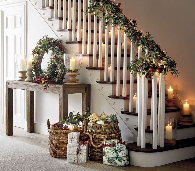 escaleras decoradas por navidad