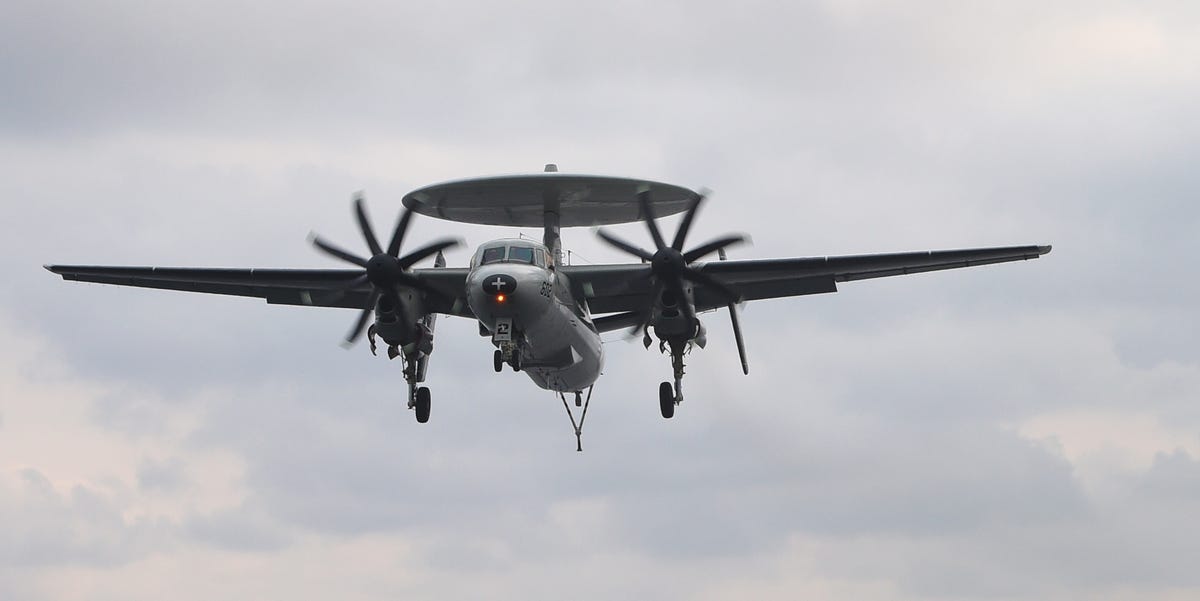 Navy Hawkeye Crash In Virginia Pilots Crew Escape Safely Navy Hawkeye Crash In Virginia Pilots Crew Escape Safely