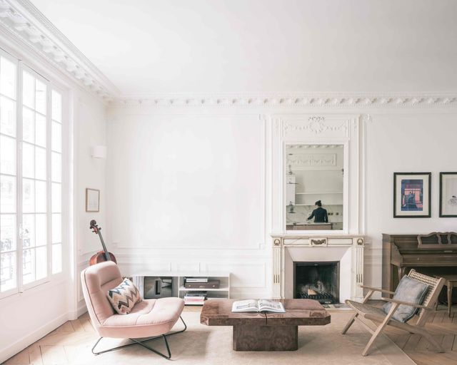 il soggiorno moderno di un appartamento a parigi ristrutturato da nathalie eldan, dello studio atelier nea