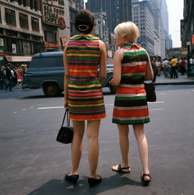 donne con vestiti a righe colorati negli anni settanta a new york