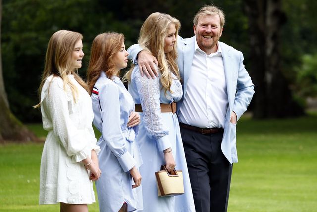 koning willem alexander poseert met dochters prinses amalia, prinses alexia en prinses ariane voor de jaarlijkse zomerfotosessie bij paleis huis ten bosch 2020