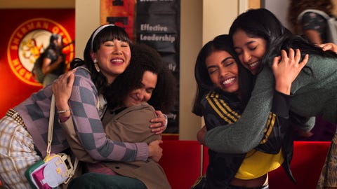 eu nunca l para r ramona jovem como eleanor wong, lee rodriguez como fabiola torres, megan suri como aneesa, maitreyi ramakrishnan como devi no episódio 307 de never have i ever cr cortesia da netflix © 2022