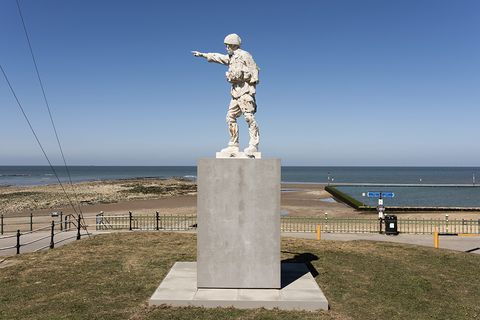 artist michael rakowitz's sculpture on the margate coast of a soldier pointing towards parliament