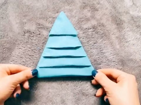 Cómo doblar tus servilletas para que parezcan árboles de Navidad Cómo doblar tus servilletas para que parezcan árboles de Navidad