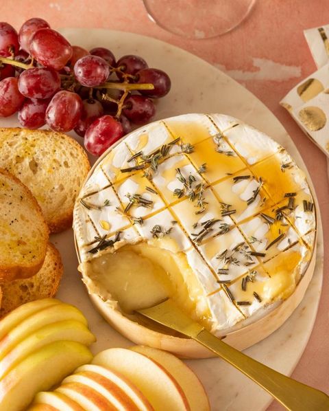 easy baked brie on board with grapes and apples