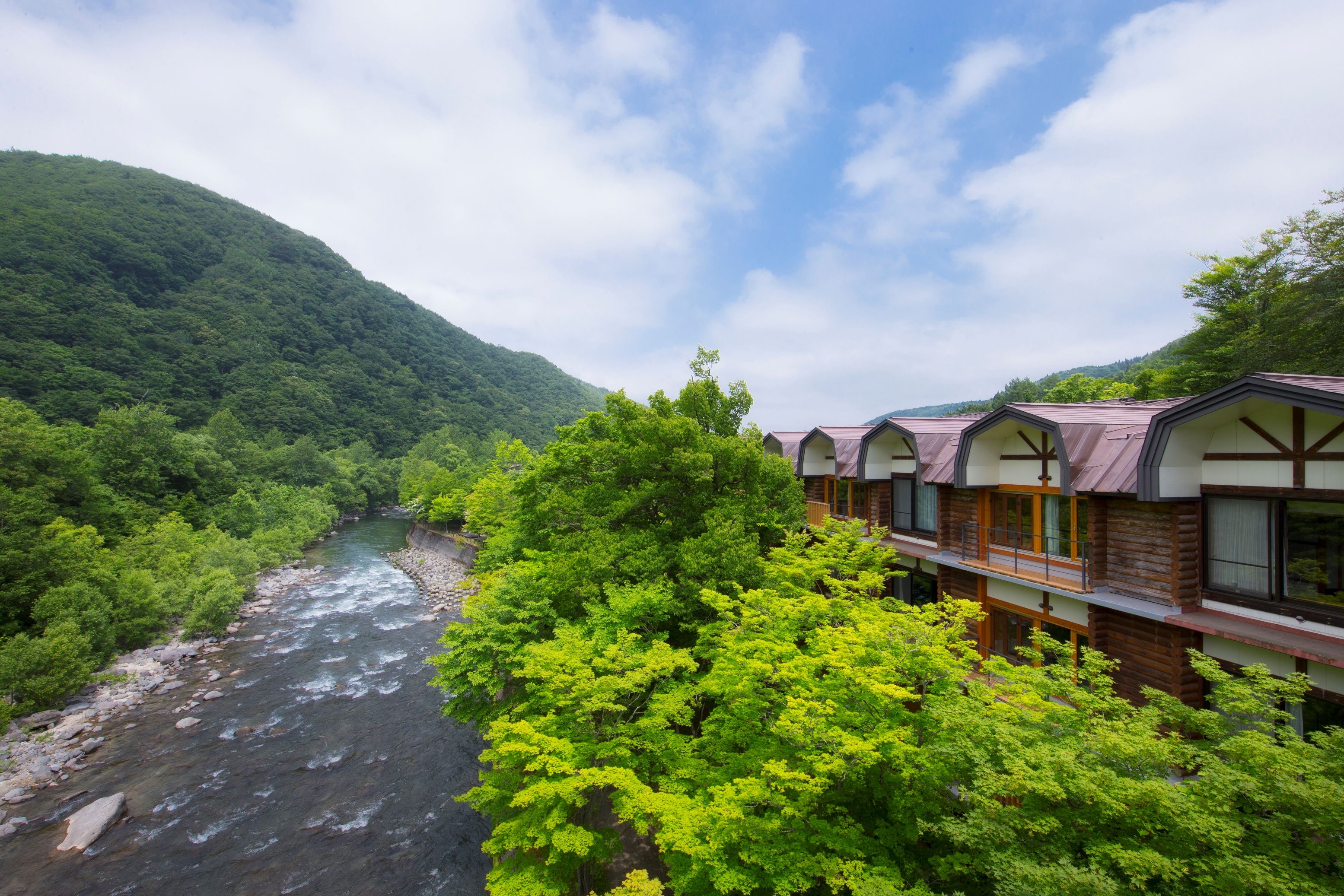 星野リゾート 奥入瀬渓流ホテル｜大自然に包まれる贅沢空間