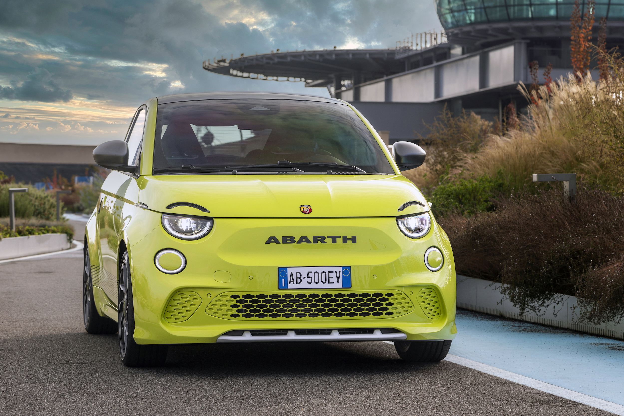 the-fiat-abarth-500e-is-a-155-hp-all-electric-ball-of-fun-flipboard