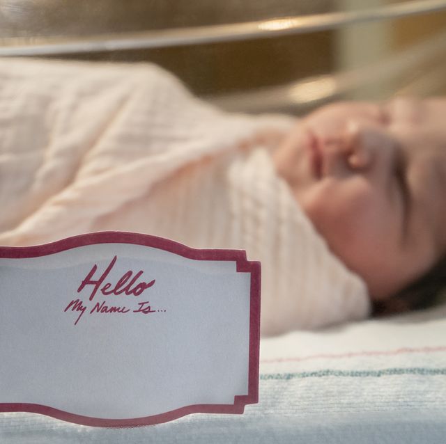 niña recién nacida con cartelito de su nombre