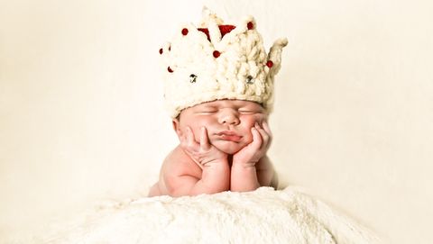 pasgeboren baby met kroon op zijn hoofd