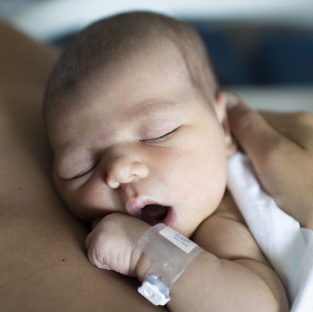 recién nacido con su madre en el hospital