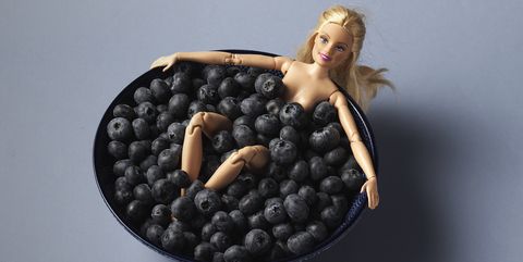 NewFysic Barbie in een bakje met blueberries