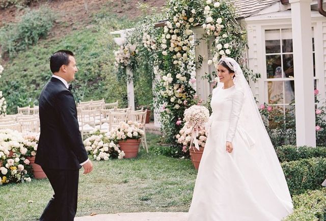 イタリアのコモ湖での結婚式を中止したカップルが ビバリーヒルズの自宅でガーデン ウエディングを敢行