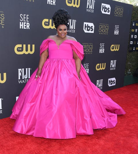 nicole byer en los critics choice awards 2022