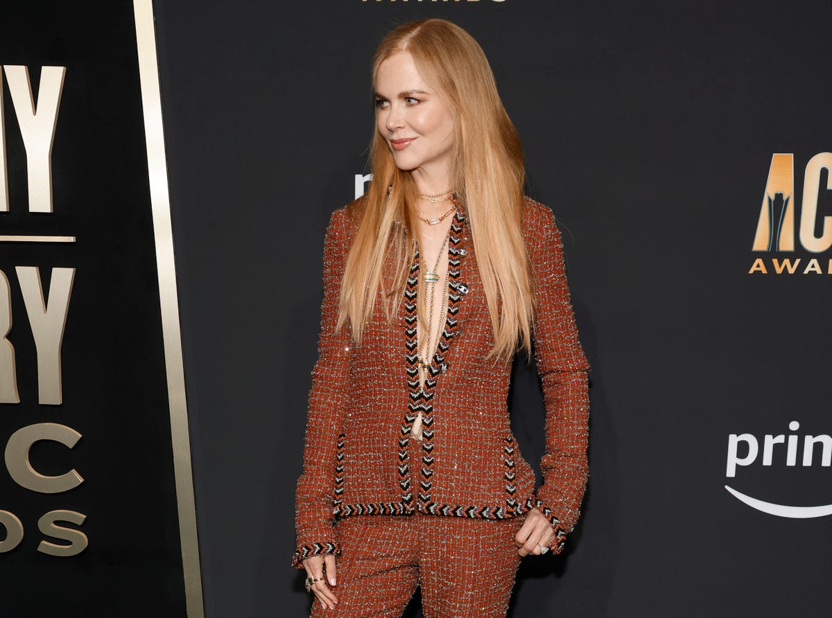 Nicole Kidman’s Daring Tweed Suit Look: How to Wear a Jacket with Nothing Underneath