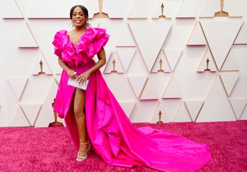 niecy nash 2022 oscars red carpet