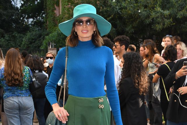 Nieves Álvarez con look 'color block' azul y verde en Milán