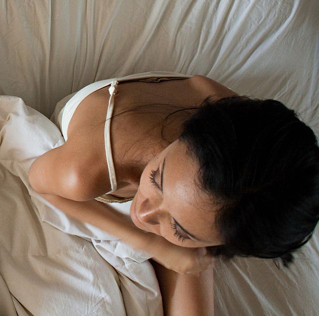 ﻿女性は更年期になると、上半身や顔が火照るホットフラッシュとともに寝汗をかくのもめずしくはないもの。けれど、更年期の可能性がない年齢でもベッドが湿ってしまうほどの寝汗をかいてしまうとしたら、一度原因を考えてみる必要があるかも。本記事では医師が解説する、大人の寝汗に考えられる原因をお届けします。