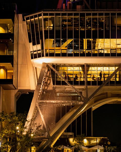 「ザ タワーホテル ナゴヤ」の美しい夜の外観の写真。