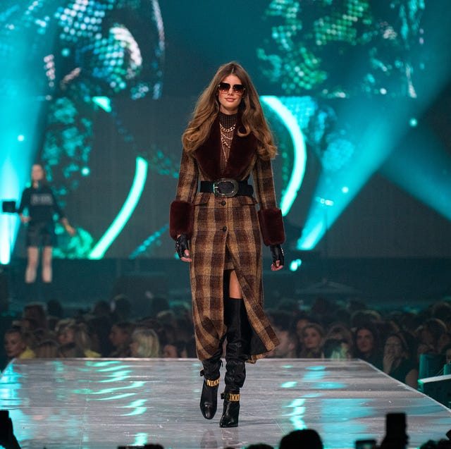 Model loopt in de show van Nikkie Plessen in Concert nikkie-plessen-in-concert-model