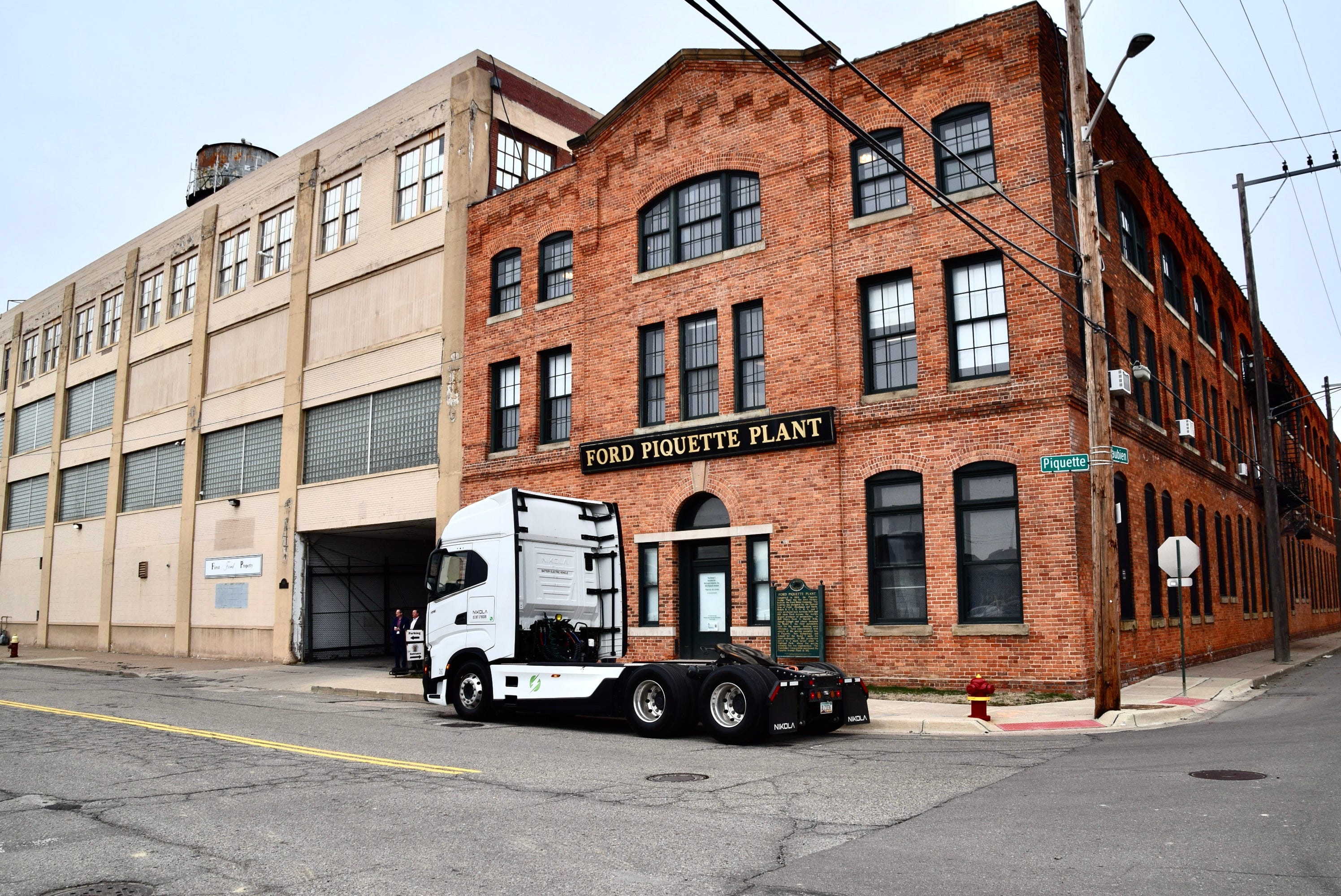 Nikola Insists on Sticking with Hydrogen Fuel-Cell Truck Plans