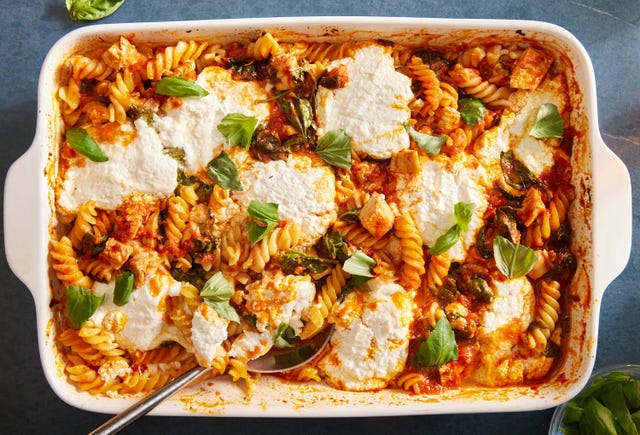 Pasta di pollo al forno senza bollitura pasta di pollo al forno senza bollire in una casseruola bianca