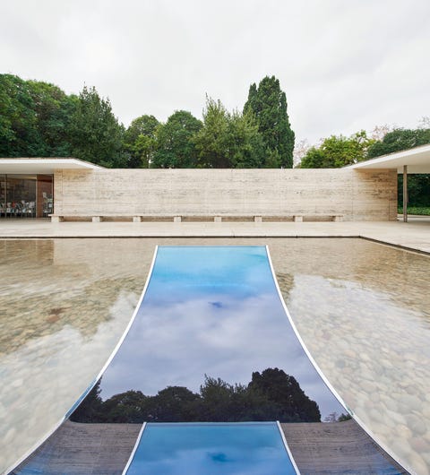 No Fear of Glass de Sabine Marcelis en el Pabellón Mies van de Rohe