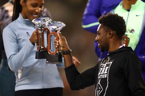 los atletas estadounidenses noah lyles y ajee wilson chocan sus trofeos de la liga de diamante de atletismo en la final de bruselas 2019