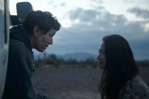 frances mcdormand y la directora escritora chloé zhao en el set de nomadland foto de joshua james richards © 2020 20th century studios todos los derechos reservados