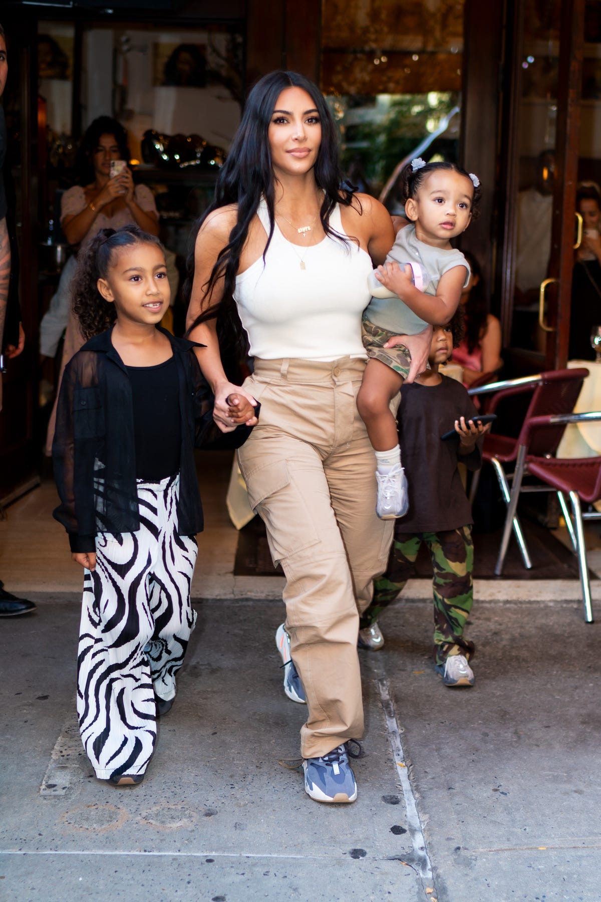 North and Chicago Kardashian imitate a Kim Kardashian look