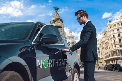 un joven abriendo la puerta de un coche de renting flexible de la empresa northgate