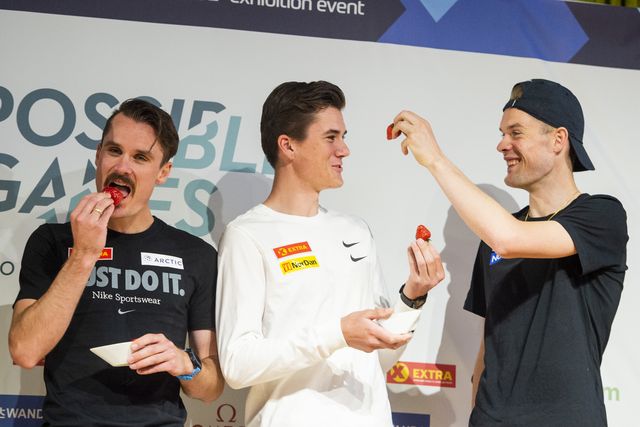 los atletas henrik, jakob y filip ingebrigtsen bromean comiendo unas fresas en la presentación de los impossible games de atletismo de oslo