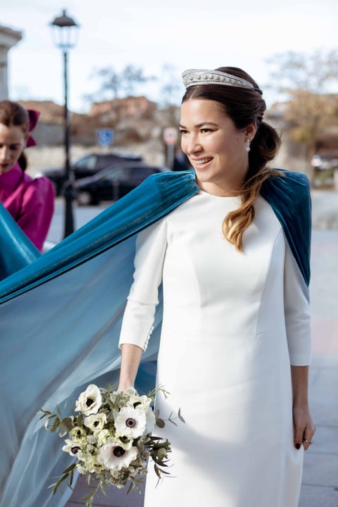 La novia española más original y especial con capa y tiara La novia española más original y especial con capa y tiara