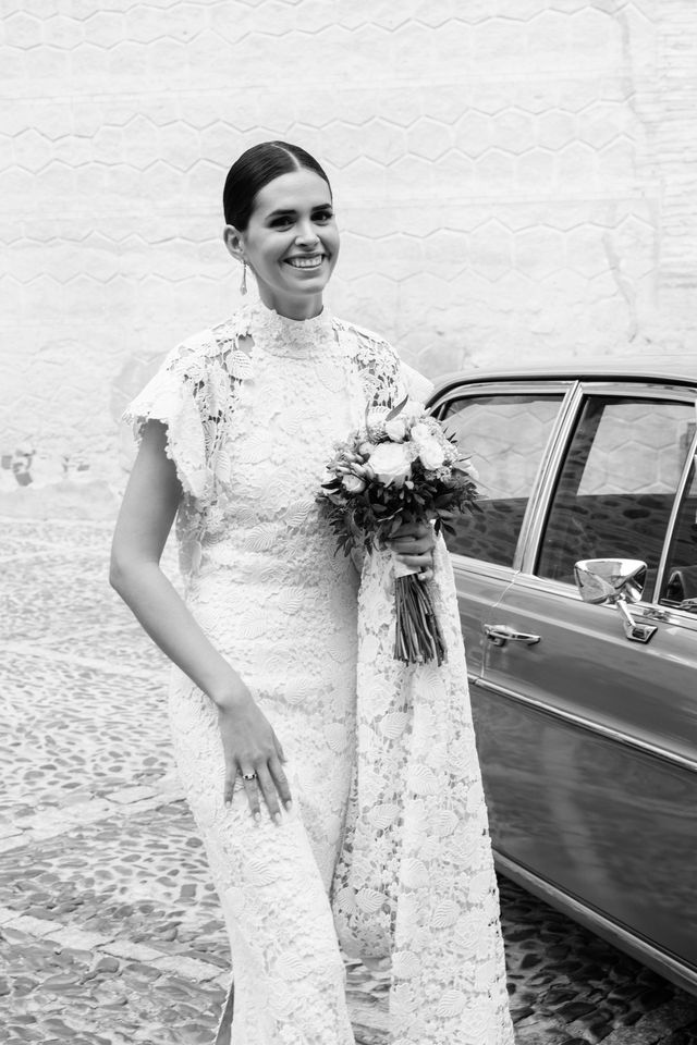 La novia española con vestido y capa de encaje que triunfa